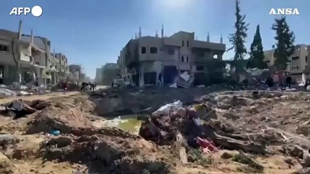 Gaza, tra le macerie del campo profughi di Al-Maghazi