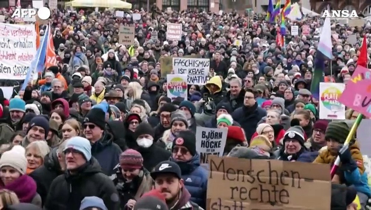 Germania, a Francoforte circa 35mila persone sfilano contro l'estrema destra
