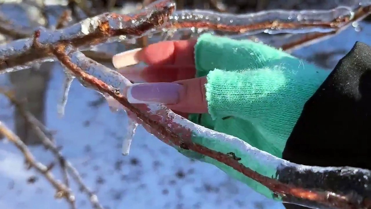 ASMR - Ice Scratching & Tapping / build-up Outdoors / snow triggers