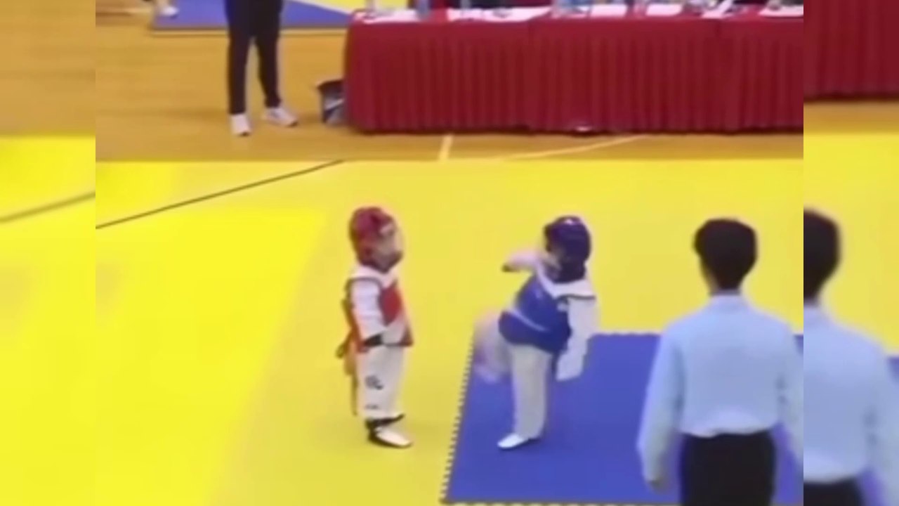 شاهد ردة فعل هذا الطفل بعد الركلة  الأولى