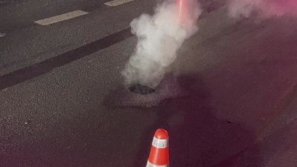 대구 달성, 증기 배관 터지며 도로에 깊이 50cm 구멍 / YTN