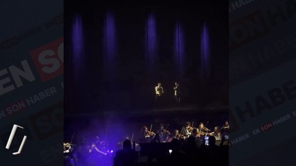 Gözyaşları filmin galasında hologram teknolojisiyle Cem Karaca konseri