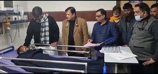 टाइगर के हमले में घायल वनकर्मी से मिले मंत्री संजय शर्मा