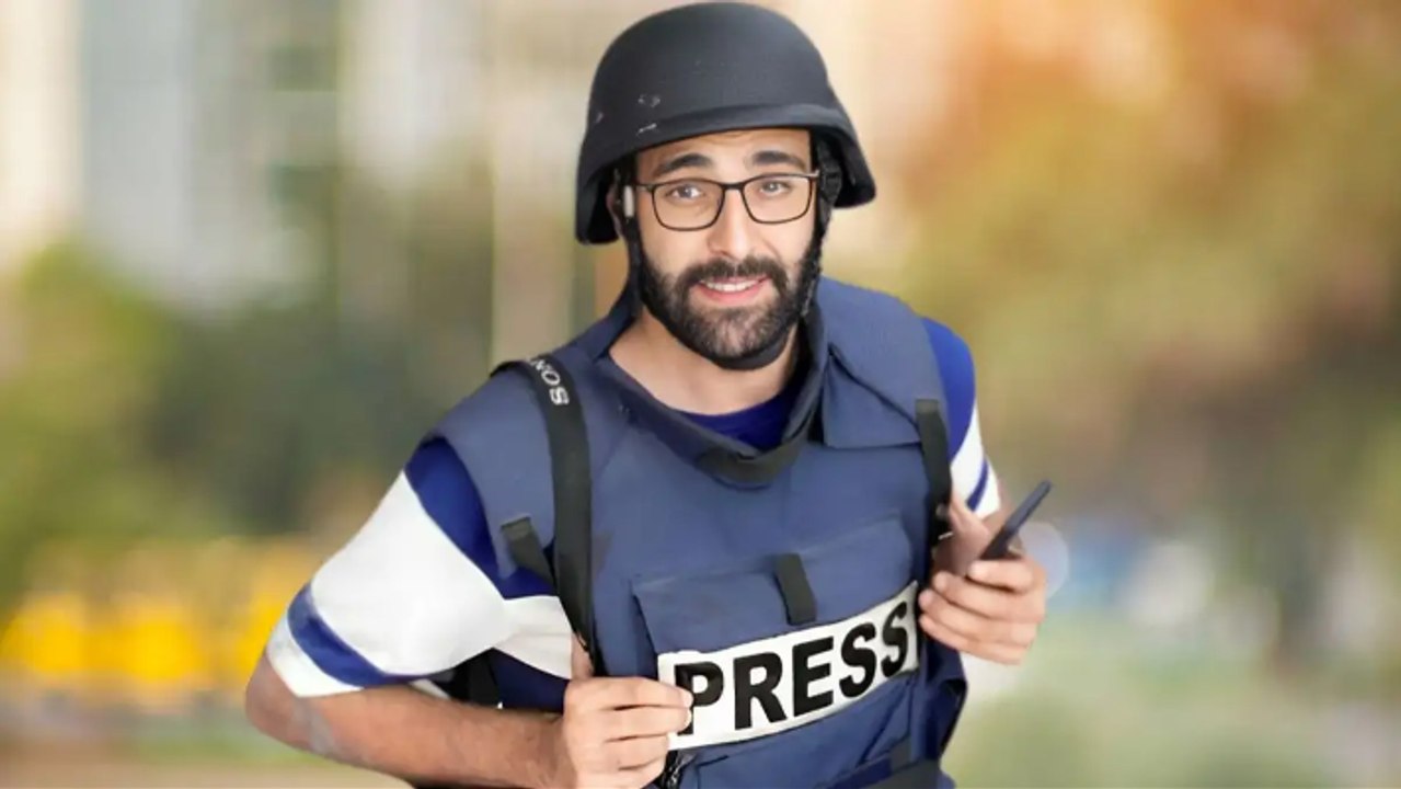 الصحفي معتز عزايزة يعلن مغادرة قطاع غزة