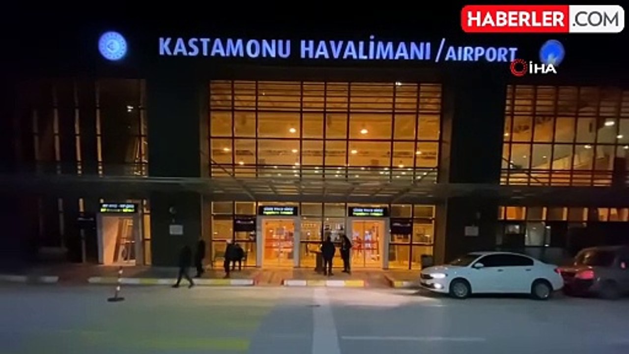 Umre kafilesini taşıyan uçakta şüpheli paket alarmı: Uçak geri döndü