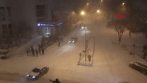 Erzurum'da cadde ve sokaklar buz pistine döndü