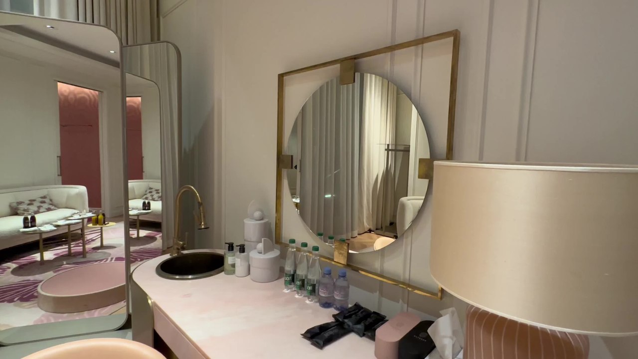 GALA VIDEO - GALA BACKSTAGE - Le Get Ready de  Paola Locatelli pour le défilé Kenzo