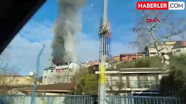 Ümraniye Hekimbaşı'nda 4 Katlı Binanın Çatı Katında Yangın Çıktı