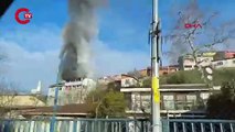 Ümraniye'de korkutan çatı yangını... Alev alev yanıyor!