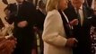 Hillary Clinton surpreende ao dançar 'La Macarena' em festa em Sevilha