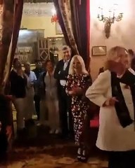 Hillary Clinton surpreende ao dançar \'La Macarena\' em festa em Sevilha