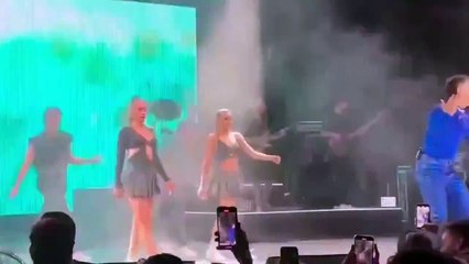 Edis’e konserde iç çamaşırı şoku! Siyah dantelli bodysuit havalarda uçuştu…