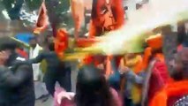 Video: हाथों में भगवा झंडा, माथे पर तिलक, विदेशी पर्यटकों ने जय श्री राम के नारों के साथ लगाए ठुमके