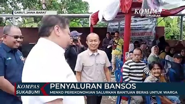Menko Perekonomian, Airlangga Hartarto Bagikan Bansos Kepada Masyarakat