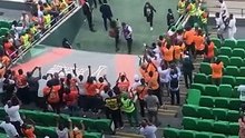 لفتة رائعة.. الجماهير الإيفوارية تصفق للاعبي غينيا الاستوائية رغم الهزيمة برباعية #AFCON2023