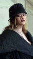 #Rihanna, la reine du dressing surdimensionné, a fait une #apparition surprise au spectacle de #couture de @dior à #Paris plus tôt aujourd'hui. La star portait une jupe matelassée et une casquette de baseball, avec un sac Lady #Dior.