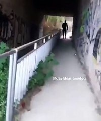 Un inmigrante desnudo siembra el terror de esta mujer que intenta cruzar un túnel