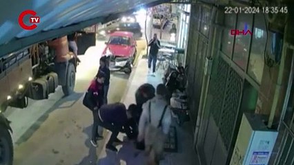 Telefona bakarak yürürken rögara düştü