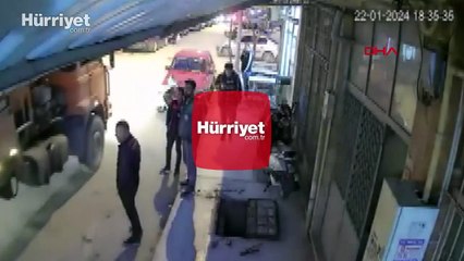 Telefona bakarak yürürken rögara düştü! O anlar kamerada