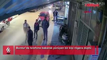 Neye uğradığını anlamadı! Telefona bakarak yürürken...
