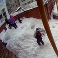 Niños se salvan de quedar sepultados por una avalancha de nieve