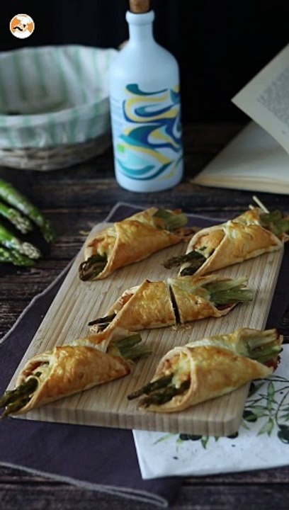 Blätterteiggebäck mit spargel, schinken und geschmolzenem käse