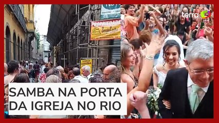 Noiva é recebida por roda de samba na porta da igreja