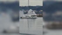 Barca in fiamme a Pozzuoli, traffico bloccato nel porto