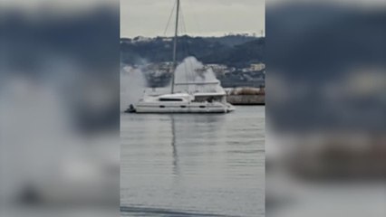 Barca in fiamme a Pozzuoli, traffico bloccato nel porto