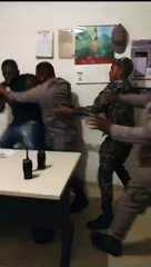 ¡En pleno cuartel! Policías se enfrentan a un ciudadano