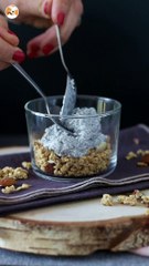 Verrines aus chia-pudding mit kokosmilch, himbeeren und müsli