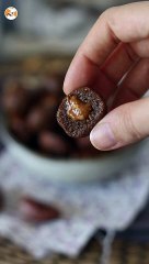 Energy balls aux dattes avec un cœur coulant au beurre de cacahuète