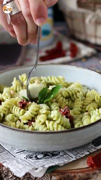Salade de pâtes au pesto de courgettes, mozzarella et tomates séchées