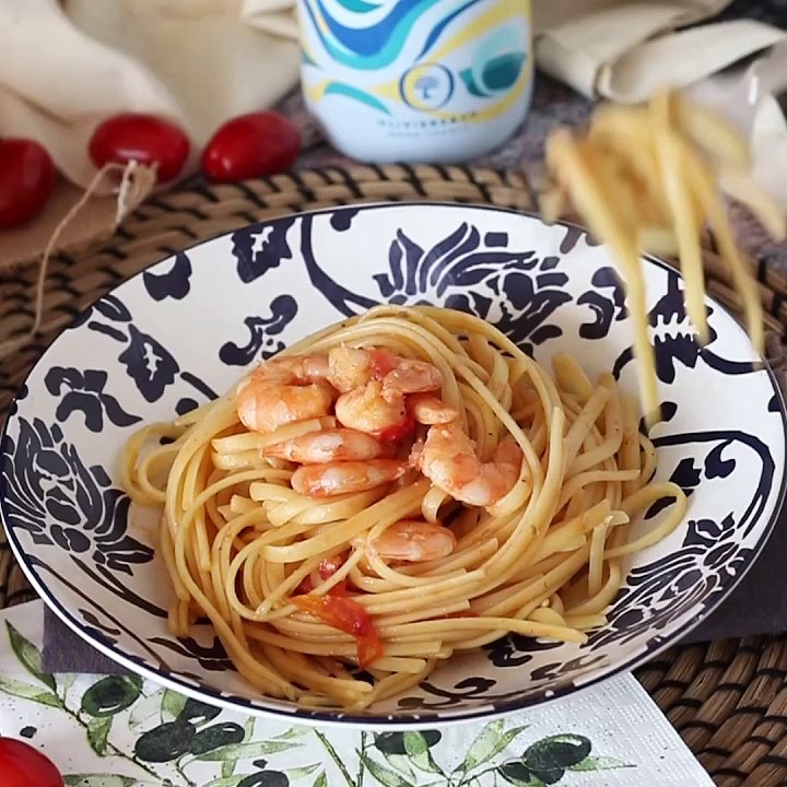 Pasta with cherry tomatoes and shrimps