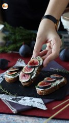 Toast with figs, goat cream cheese, honey and rosemary