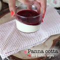 Panna cotta con coulis de frutos rojos