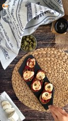 Berenjena asada con tomate, queso de cabra y miel