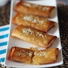 Feta saganaki, la receta griega crujiente con queso feta y miel