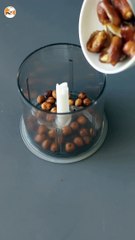 Bolitas energéticas de dátiles con corazón de crema de cacahuete