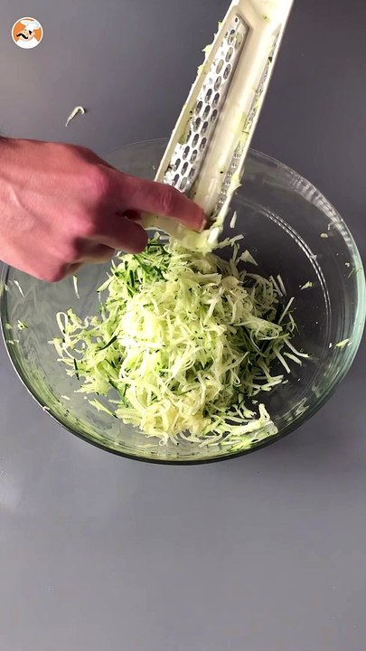 Pesto de curgetes (abobrinha), o molho saudável e sem cozedura (cozimento)