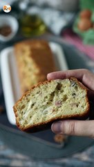 Bolo salgado de bacon, queijo de cabra e nozes