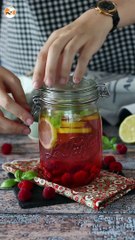 Água aromatizada caseira, feita com limão, manjericão e framboesa!