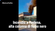 Incendio a Modena, alta colonna di fumo nero