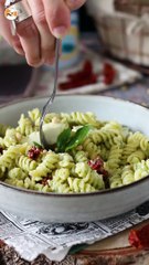 Pasta fredda con pesto di zucchine, mozzarella di bufala e pomodori secchi