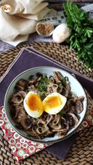 Noodles di riso con funghi e uova (ricetta vegetariana)