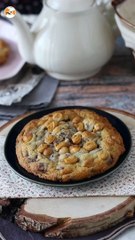 Cookies giganti con cioccolato, nocciole e pralinato