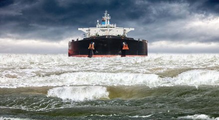 El petróleo ruso se topa con dos enemigos inesperados en medio del mar