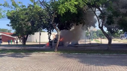Carro pega fogo dentro do campus da Ufal, em Maceió