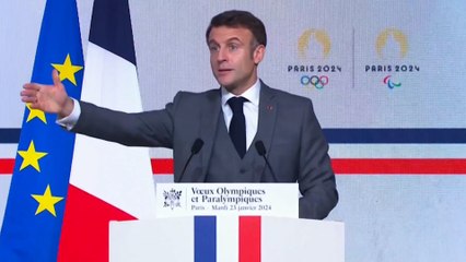 Download Video: « Il faut mettre une chaise » : un nouveau malaise interrompt un discours d'Emmanuel Macron