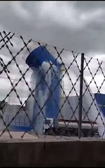 Caixa d'água de supermercado se rompe e causa enorme vazamento